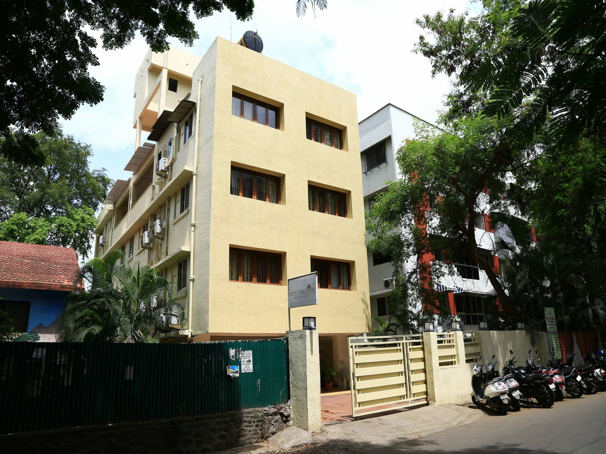 מלון פונה Oyo 13771 Executive Residency מראה חיצוני תמונה